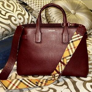 BURBERRY MEDIUM BANNER IN MAHOGANY RED, EUC